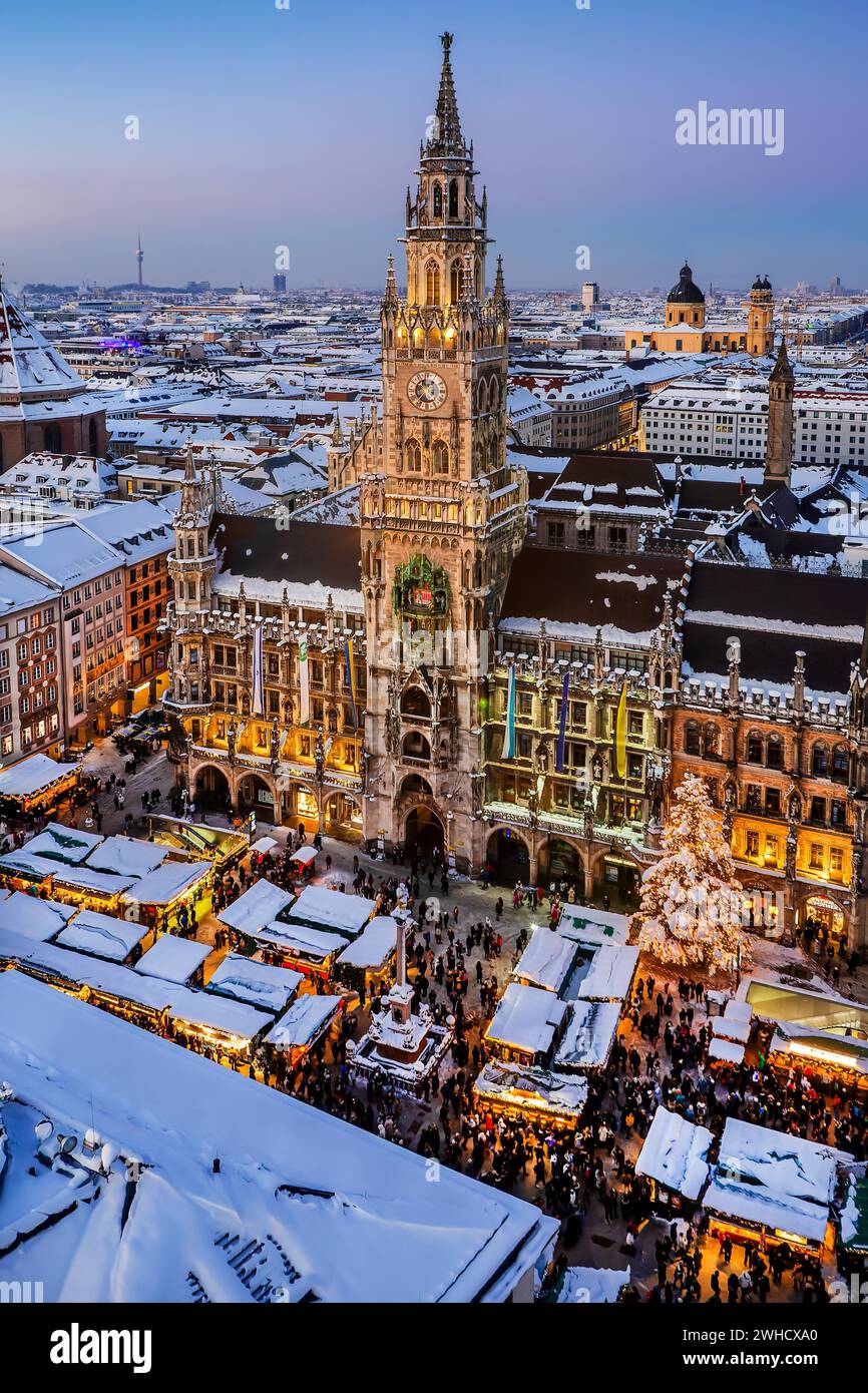 Marienplatz innevata con mercatino di Natale, mercatino di Natale e municipio al crepuscolo, Monaco, alta Baviera, Baviera, Germania Foto Stock