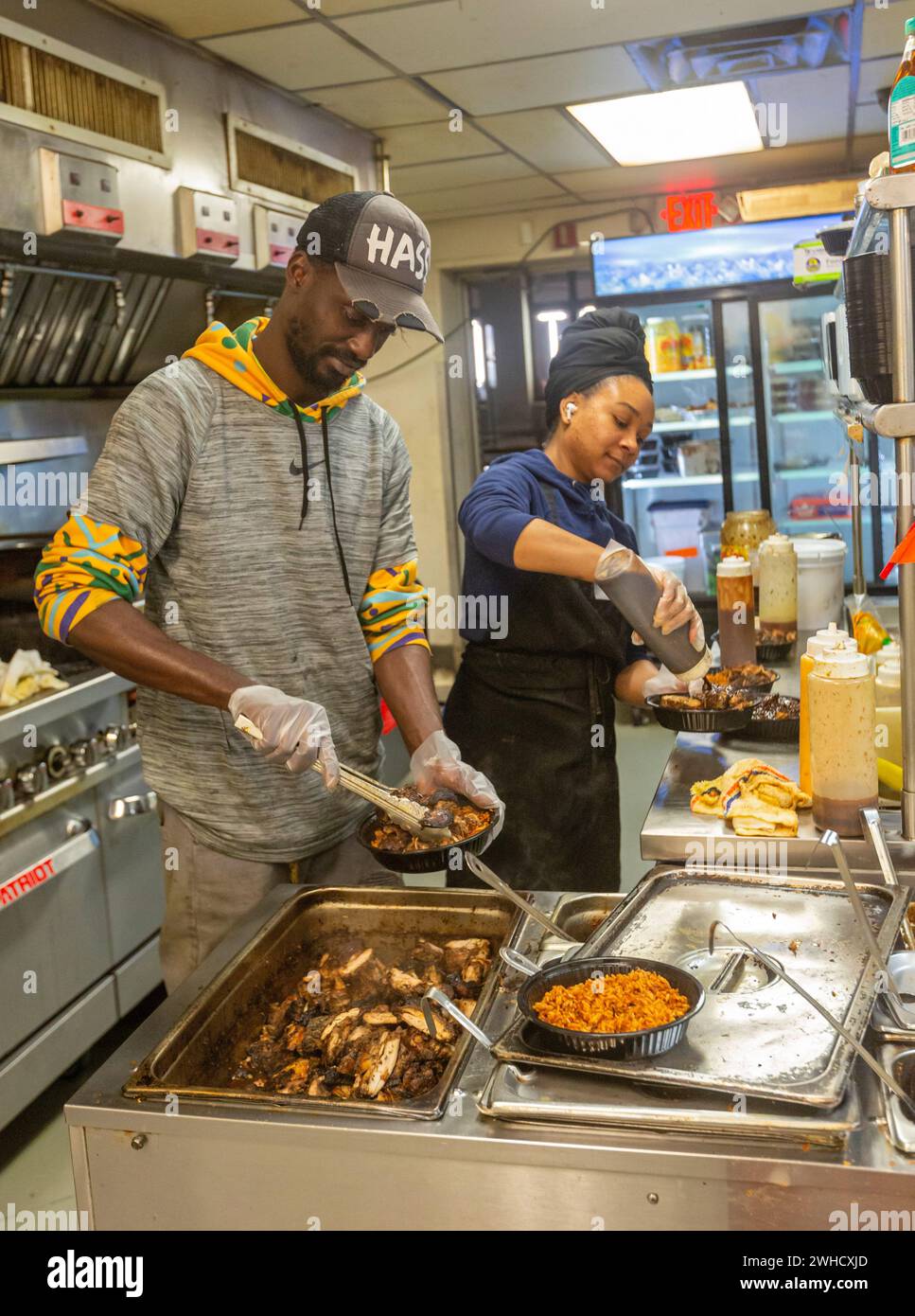 Detroit, Michigan - i lavoratori preparano cibo al ristorante Yum Village, che serve pasti afro-caraibici. Foto Stock