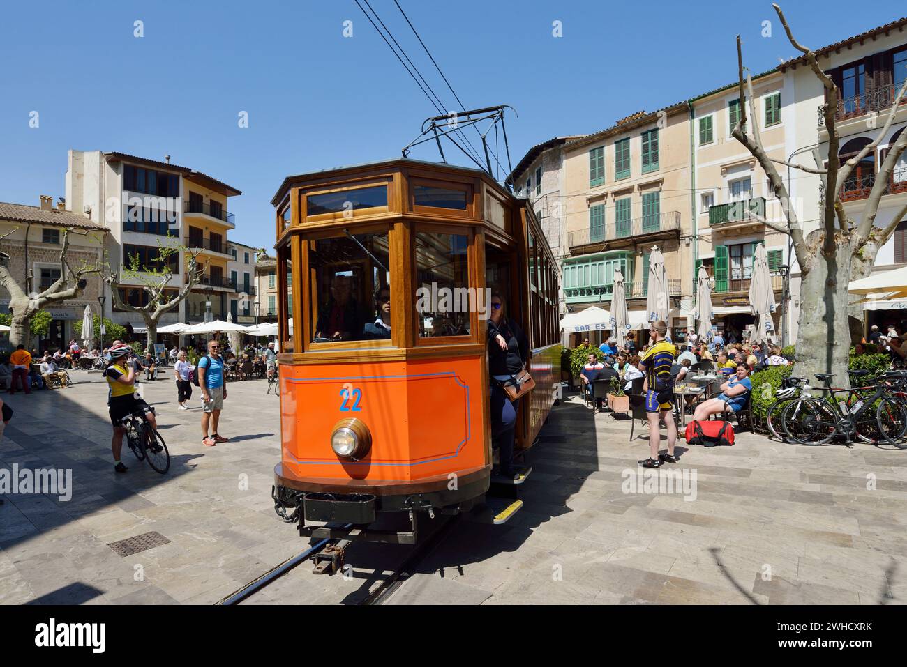 Storico tram Red Lightning tra caffè di strada, Soller, Maiorca, Isole Baleari, Spagna Foto Stock
