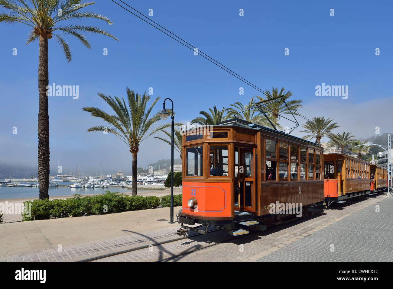Storico tram Red Lightning sul lungomare Passeig es Traves, Port De Soller, Maiorca, Isole Baleari, Spagna Foto Stock