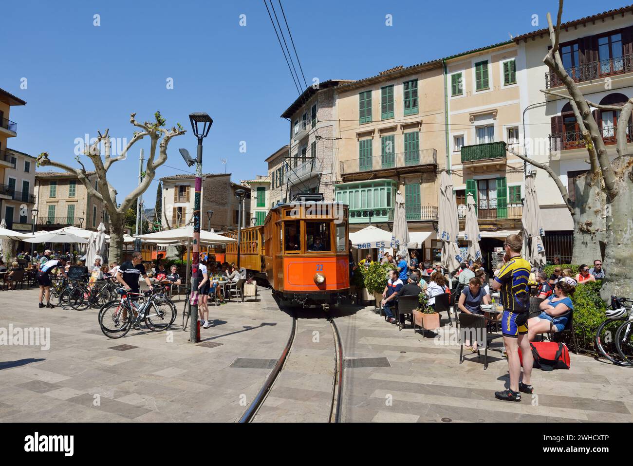 Storico tram Red Lightning tra caffè di strada, Soller, Maiorca, Isole Baleari, Spagna Foto Stock