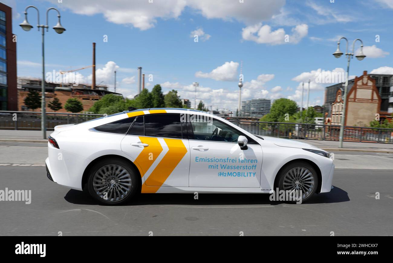 La Toyota Mirai, un veicolo con tecnologia a celle a combustibile, Fuelcell, su strada, Berlino, 17/05/2021 Foto Stock
