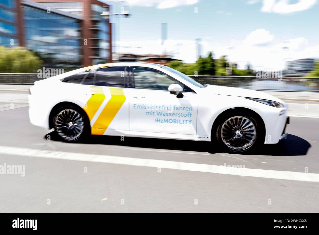 La Toyota Mirai, un veicolo con tecnologia a celle a combustibile, Fuelcell, su strada, Berlino, 17/05/2021 Foto Stock