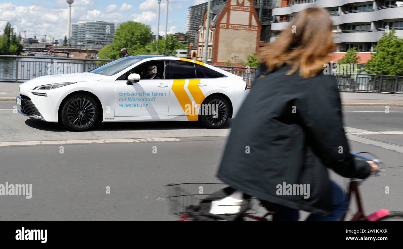 La Toyota Mirai, un veicolo con tecnologia a celle a combustibile, Fuelcell, su strada, Berlino, 17/05/2021 Foto Stock