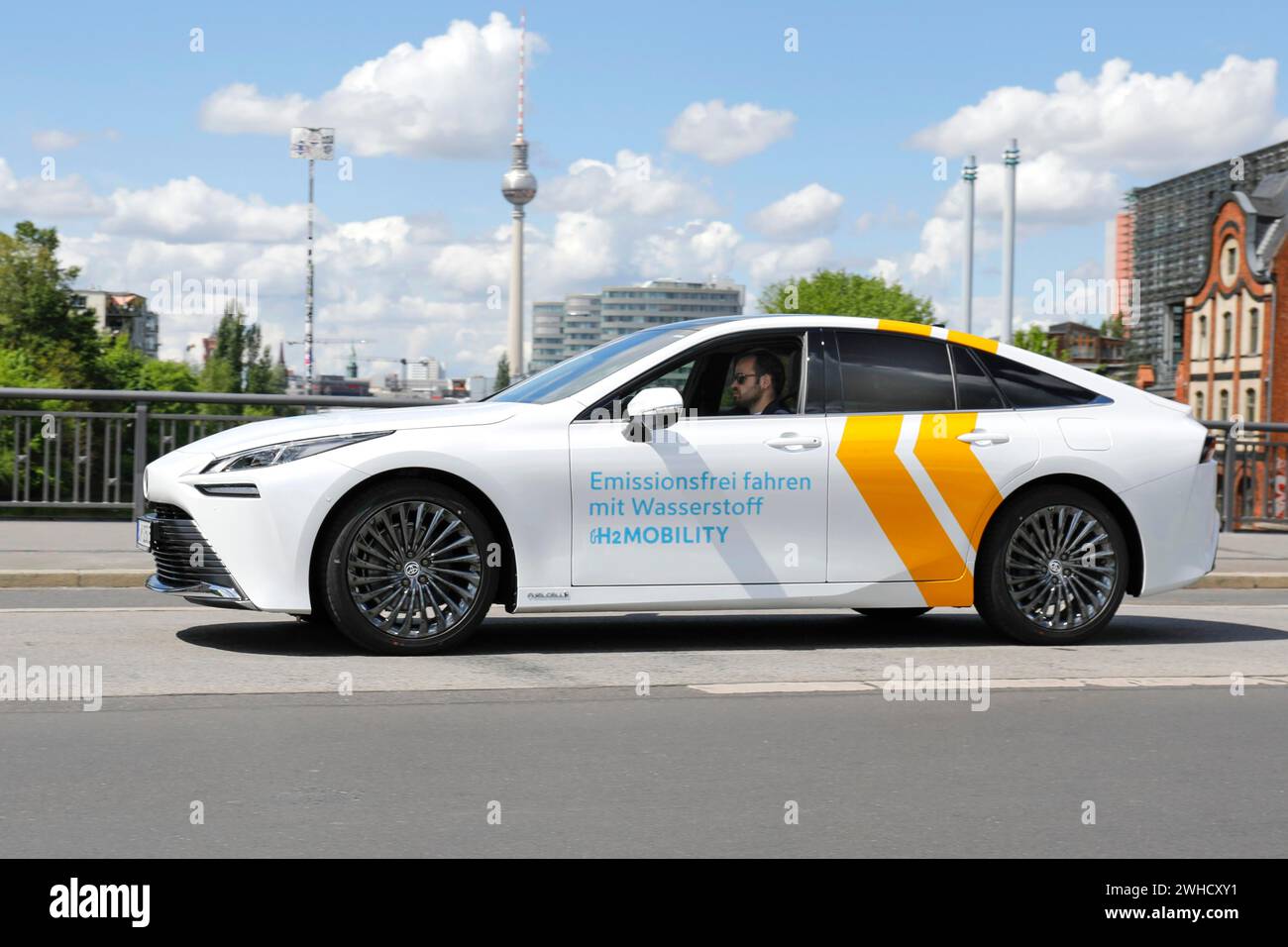 La Toyota Mirai, un veicolo con tecnologia a celle a combustibile, Fuelcell, su strada, Berlino, 17/05/2021 Foto Stock