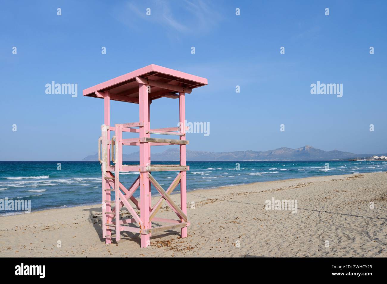 Torre di guardia bagnino sulla spiaggia di CAN Picafort, Maiorca, Isole Baleari, Spagna Foto Stock