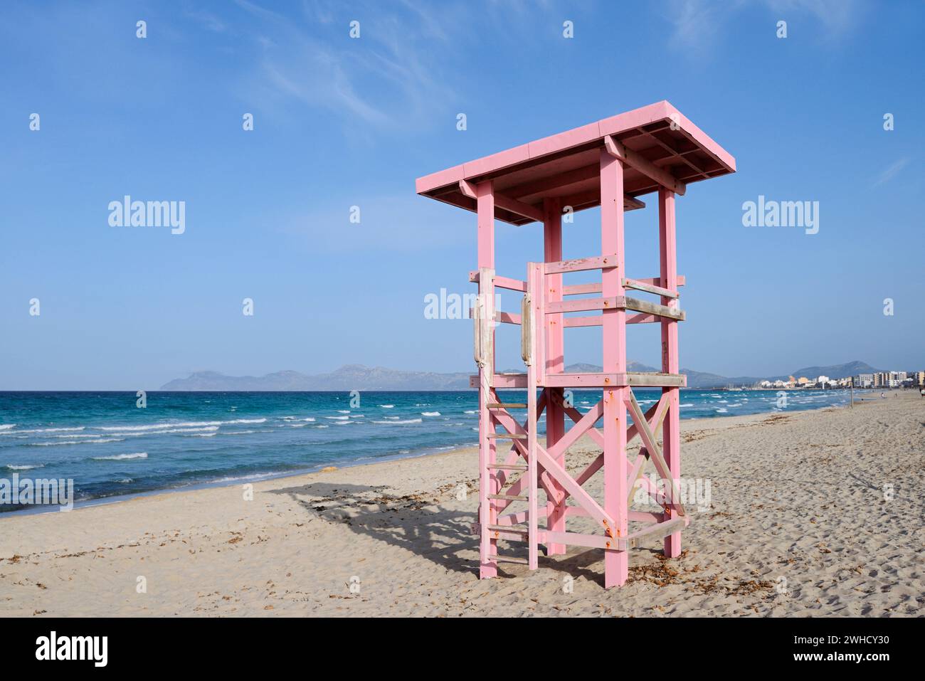 Torre di guardia bagnino sulla spiaggia di CAN Picafort, Maiorca, Isole Baleari, Spagna Foto Stock