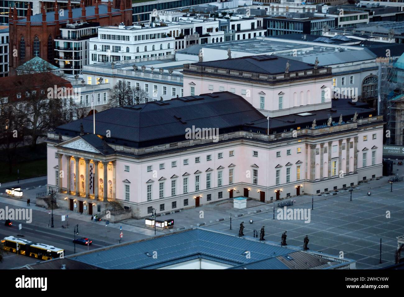 Teatro dell'Opera di Berlino in serata, 21.04.2021 Foto Stock