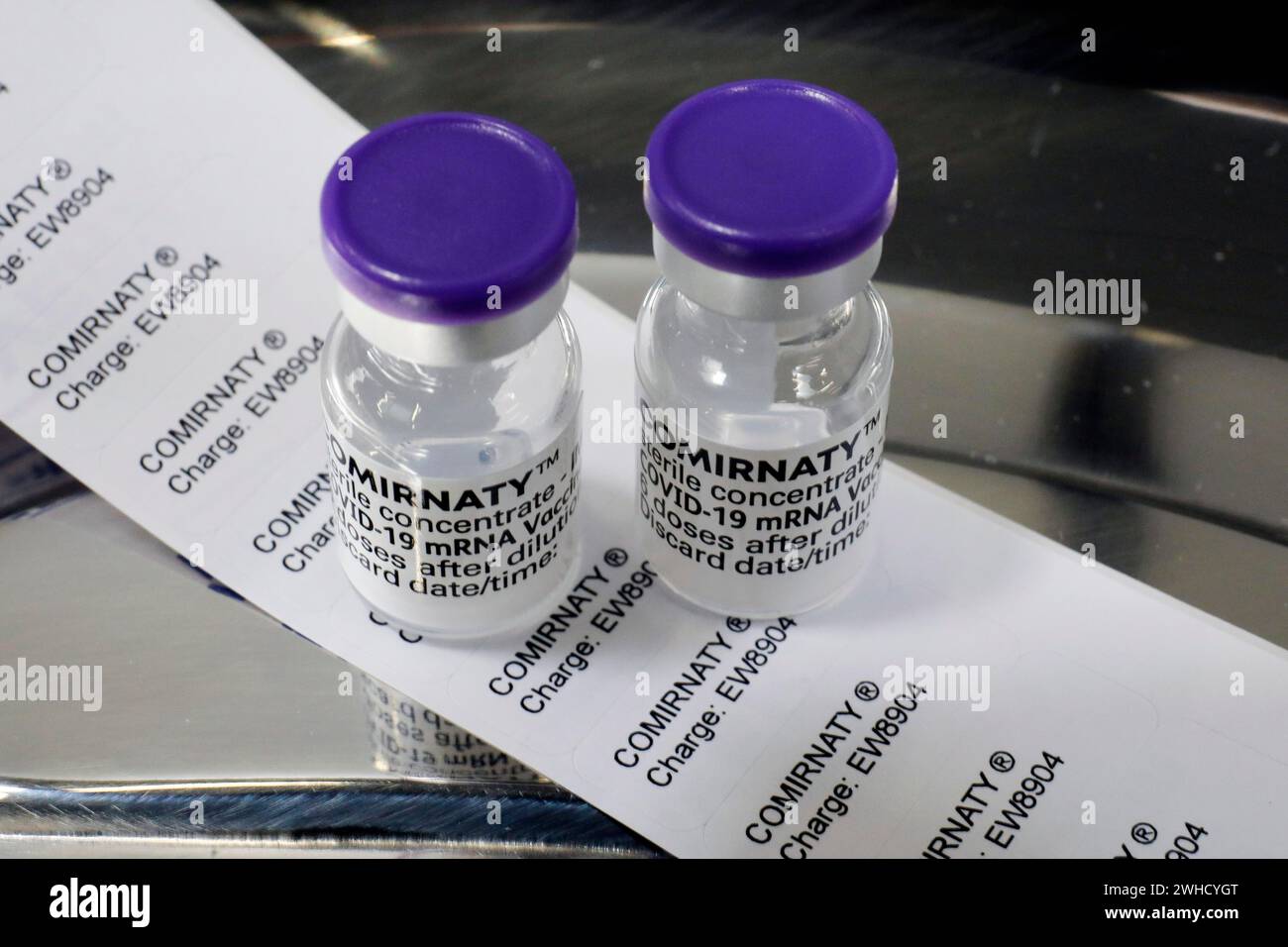 Fiale con principio attivo Biontech Pfizer Comirnaty con numero di lotto del produttore, Rathenow, 14.04.2021 Foto Stock