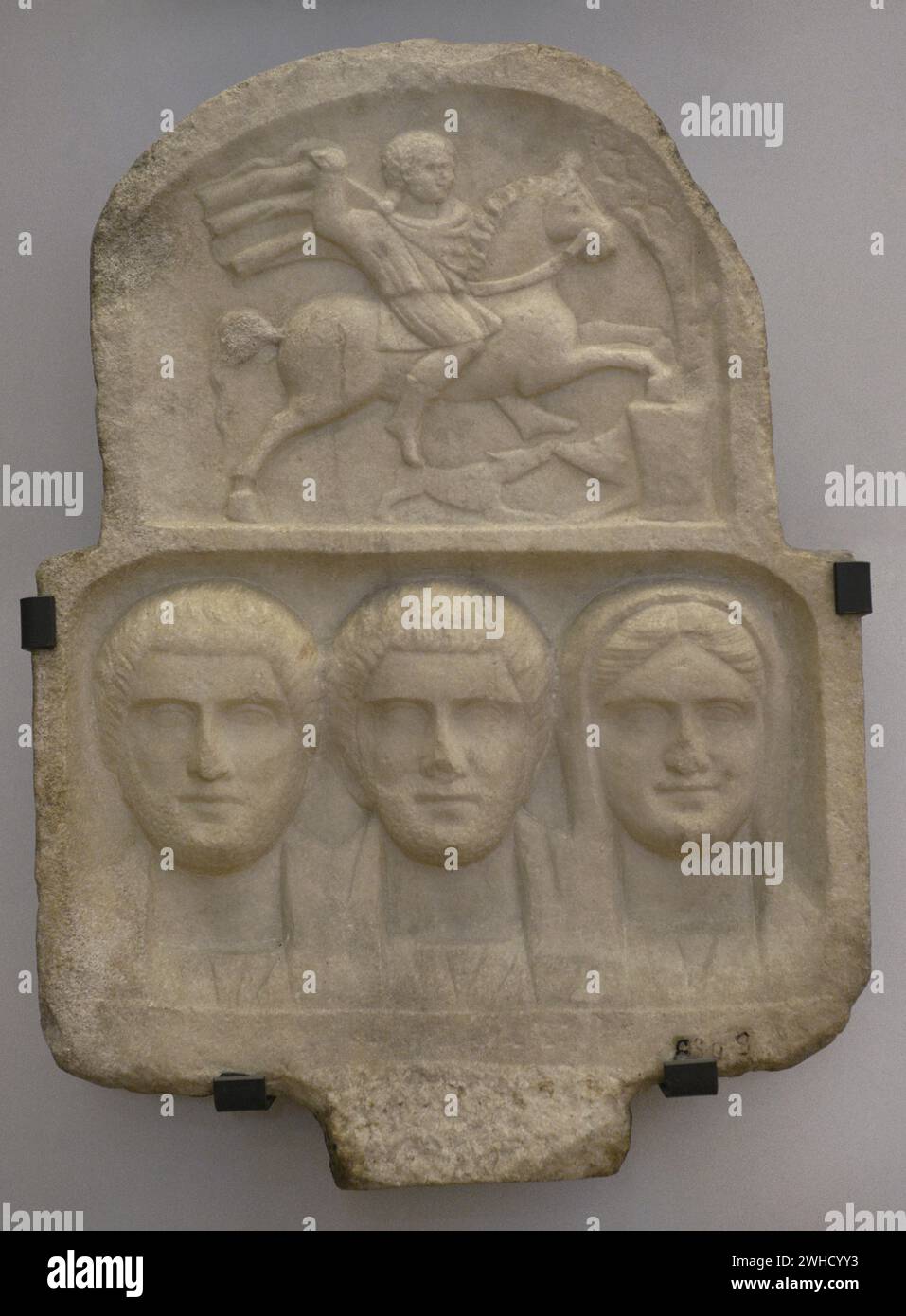 Gruppo familiare: Busti di due uomini barbuti e una donna. Sopra: Rilievo raffigurante Eroi, il cavaliere Tracio. Stele. Prima metà del III secolo d.C. Da Vranya, regione di Blagoevgrad, Bulgaria. Museo Archeologico Nazionale. Sofia. Bulgaria. Foto Stock