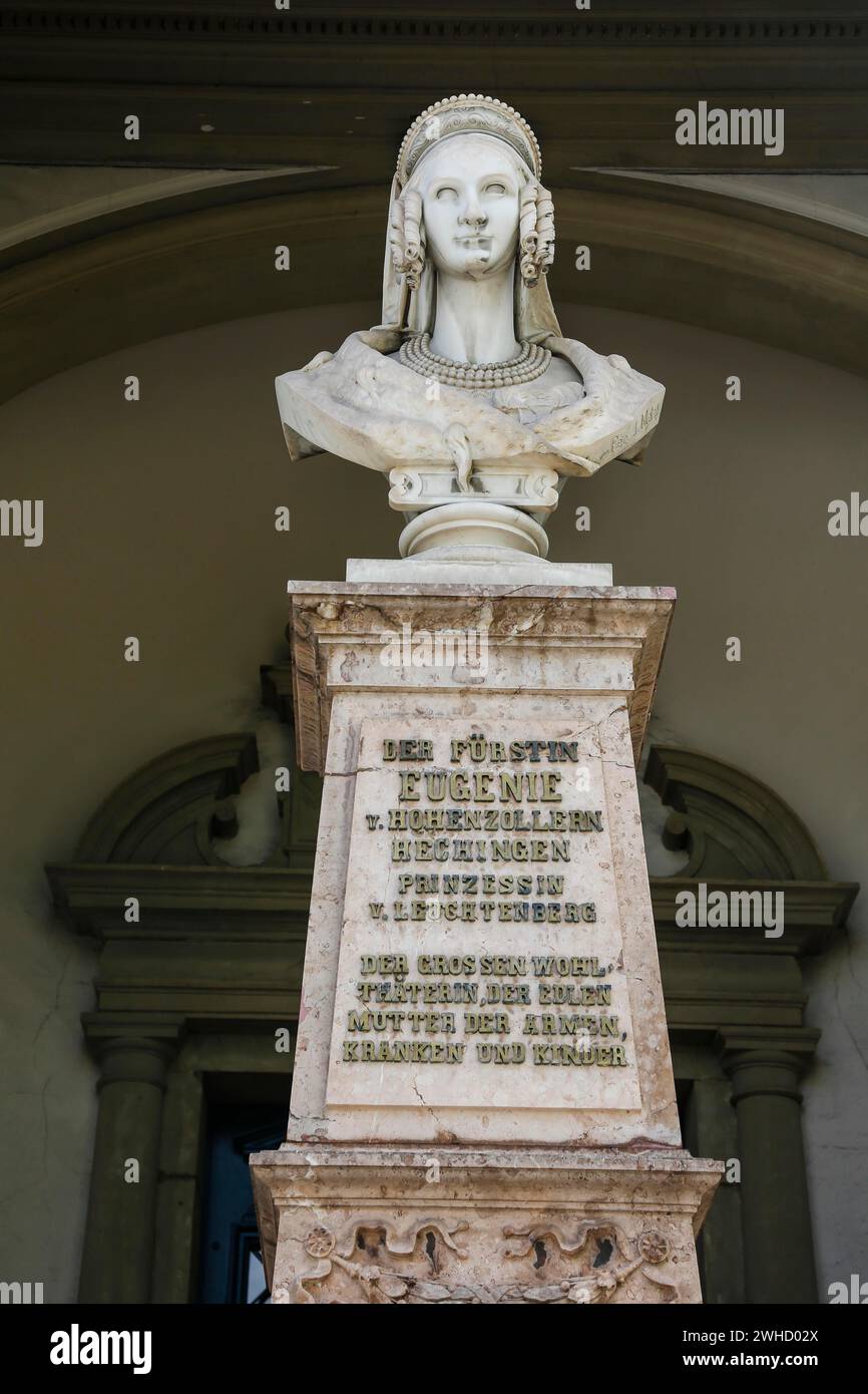 Busto della principessa Eugenie von Hohenzollern Hechingen, principessa di Leuchtenberg, iscrizione, scrittura, lettere, la grande benefattore, il nobile Foto Stock