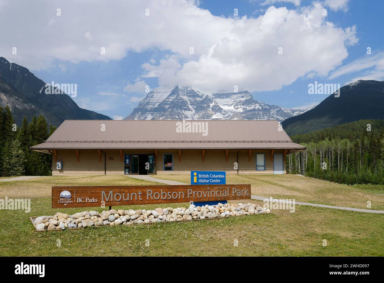 Centro visitatori di fronte a Mount Robson, Mount Robson Provincial Park, British Columbia, Canada Foto Stock