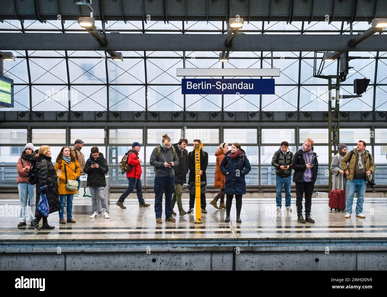 Passeggeri in attesa, stazione ferroviaria di Spandau, Berlino, Germania Foto Stock