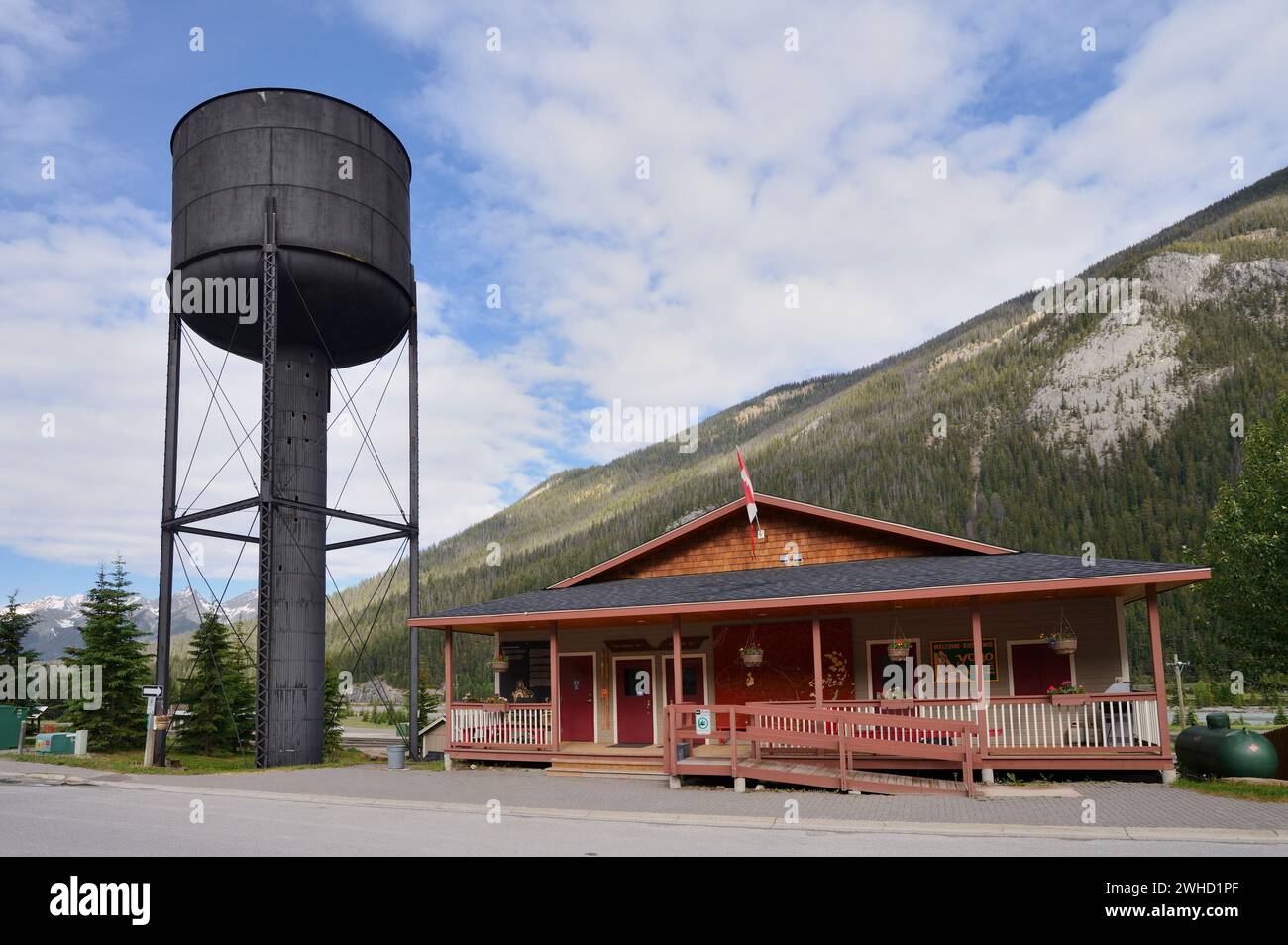 Vecchia torre idraulica della Canadian Pacific Railway e Field Community Center, Field, Yoho National Park, British Columbia, Canada Foto Stock