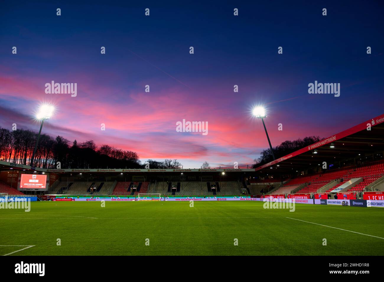 1) FC Heidenheim 1846, stadio, interni, cielo serale, tramonto, drammatico, Voith-Arena, Heidenheim, Baden-Wuerttemberg, Germania Foto Stock