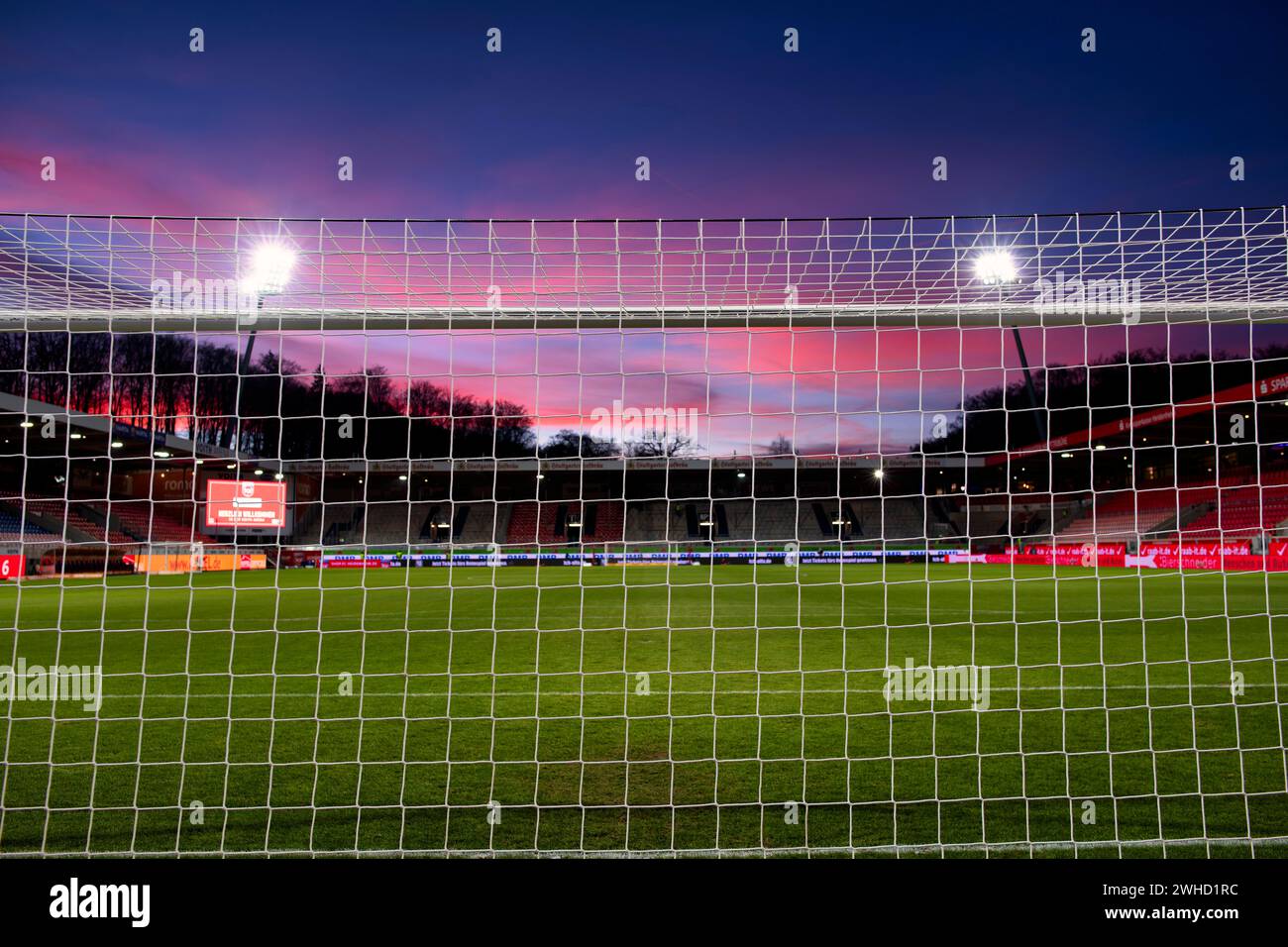 1) FC Heidenheim 1846, stadio, interno, rete porta, cielo serale, tramonto, drammatico, Voith-Arena, Heidenheim, Baden-Wuerttemberg, Germania Foto Stock