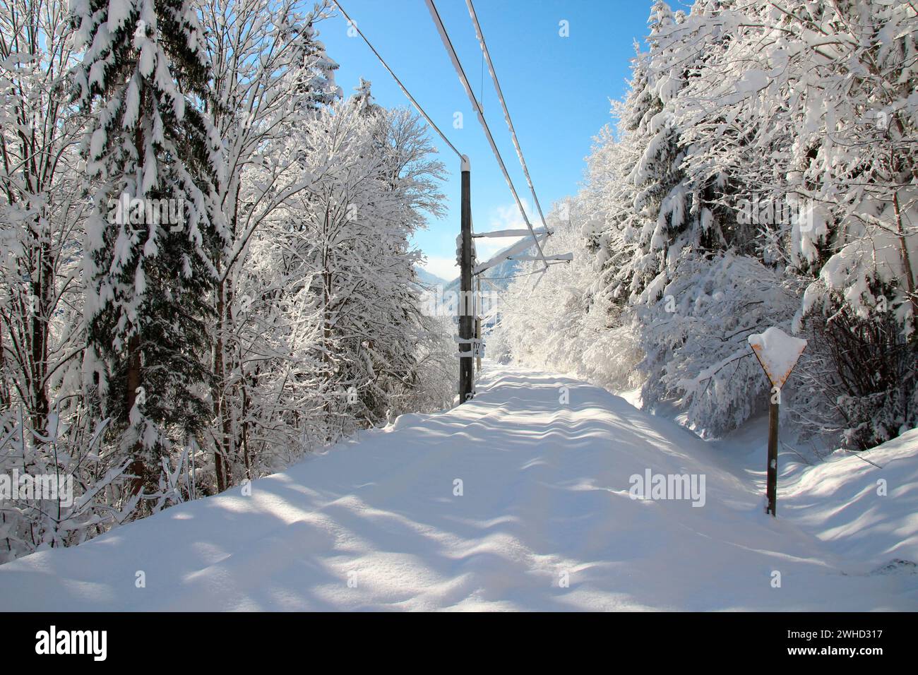 Binari ferroviari masse di neve non sgombre sulla linea Mittenwald-Garmisch-Partenkirchen, Terra di Werdenfelser, alta Baviera, Baviera, Germania meridionale, G Foto Stock