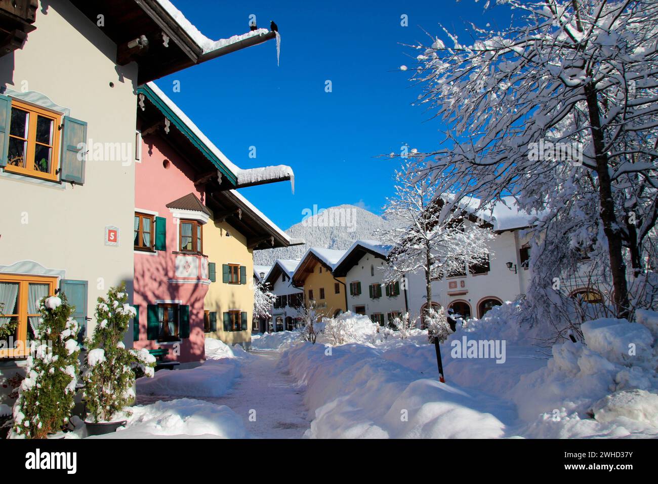 Passeggiata invernale a Mittenwald, Untermarkt ricoperto di neve profonda, neve fresca, Natale, Isar Valley, Europa, Germania, Baviera, alta Baviera, Werdenfels, Inverno Foto Stock