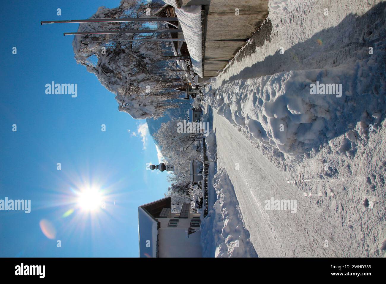 Passeggiata invernale a Mittenwald, case coperte di neve nel Schöttelkarstraße, sgombero della neve, Nikolauskirche, valle dell'Isar, Europa, Germania, Baviera, alta Baviera, Werdenfels, inverno Foto Stock