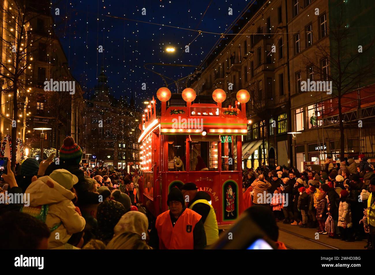 St Nicholas Parade o Chlaus Parade con Maerlitram lungo Bahnhofstrasse, centro città, Zurigo Foto Stock