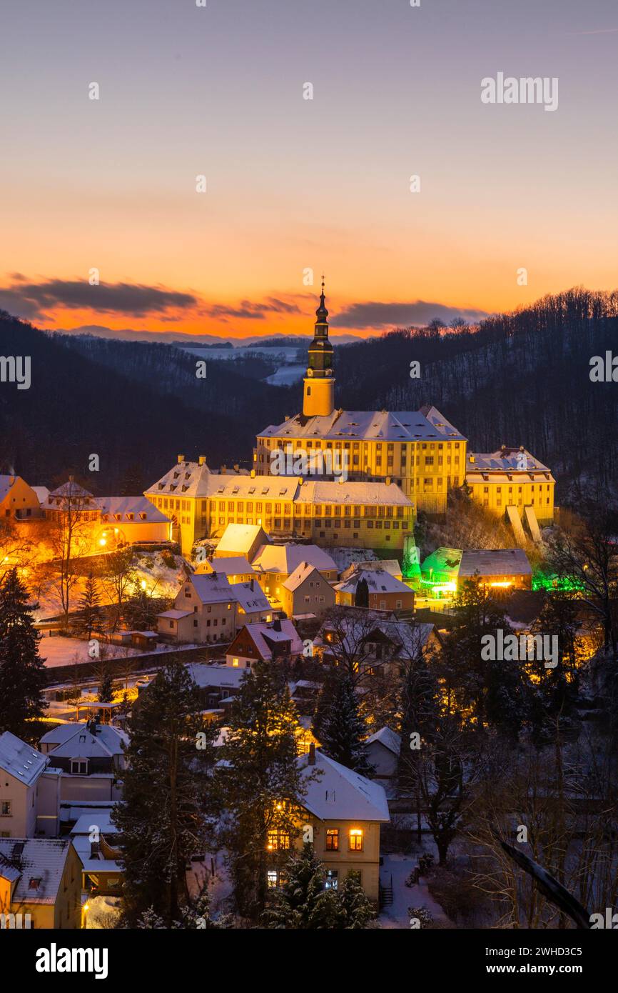 Serata invernale nella valle di Mueglitz, il castello di Weesenstein illuminato in modo impressionante all'ora blu, Weesenstein, Sassonia, Germania Foto Stock