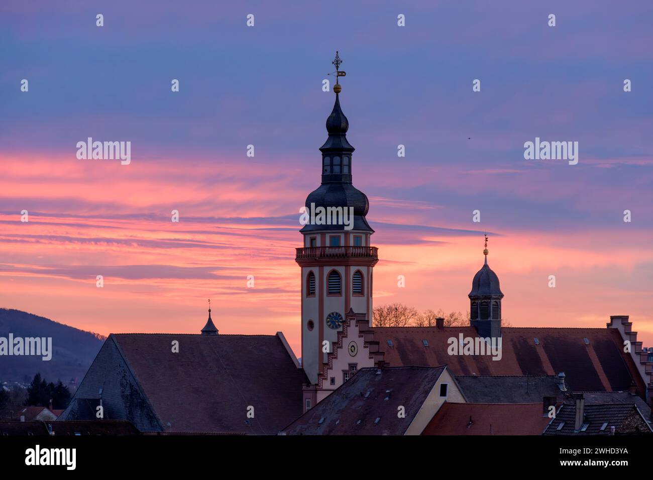 Germania, Baden-Württemberg, Karlsruhe, Durlach, ora blu sopra la città vecchia Foto Stock