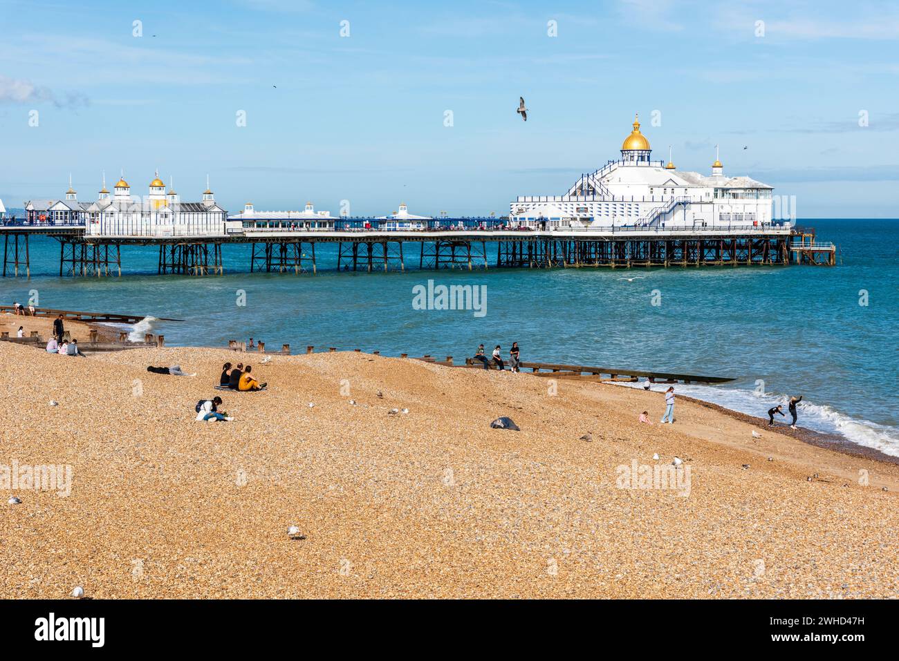 Eastbourne Pier sulla costa inglese a Eastbourne, West Sussex, Inghilterra, Regno Unito Foto Stock