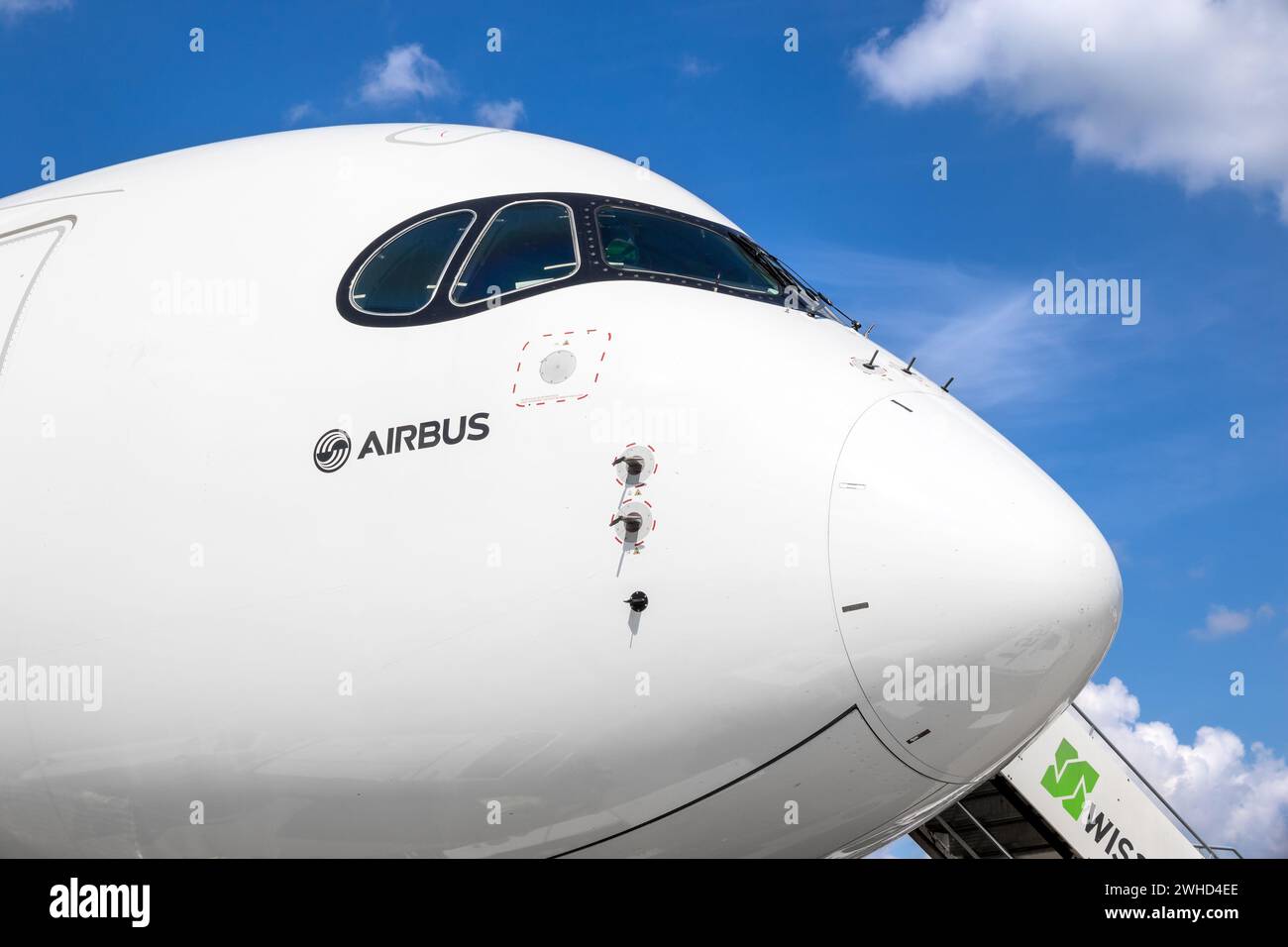 Airbus A350 XWB aereo passeggeri sull'asfalto dell'aeroporto di Berlino. Germania - 27 aprile 2018 Foto Stock