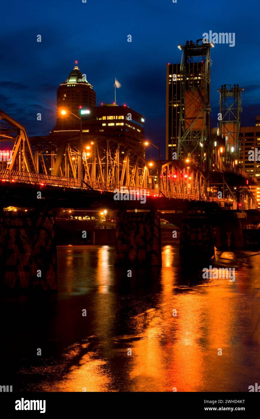 Centro città con Hawthorne Bridge, vera Katz Eastside Esplanade, Portland, Oregon Foto Stock