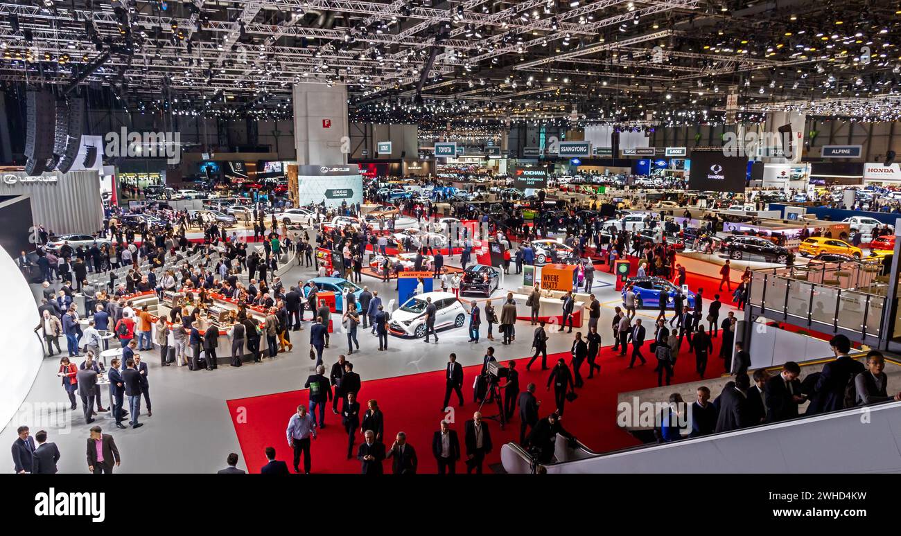 Auto e visitatori durante il 88° Salone Internazionale dell'automobile di Ginevra al Palexpo Convention Center . Ginevra, Svizzera - 6 marzo 2018 Foto Stock