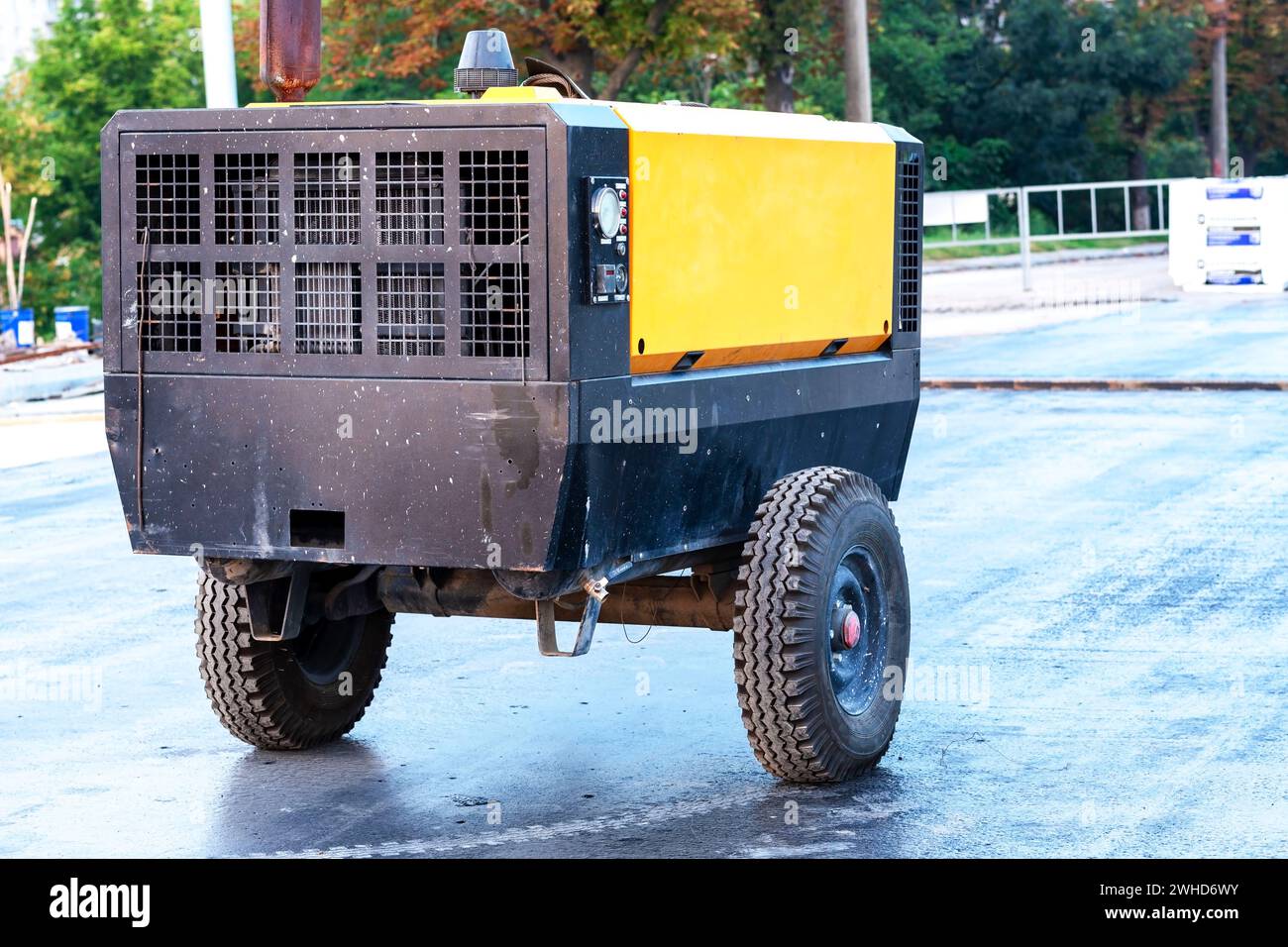 generatore di benzina in mezzo alla strada. Concetto che garantisce un'alimentazione elettrica autonoma e senza interruzioni Foto Stock