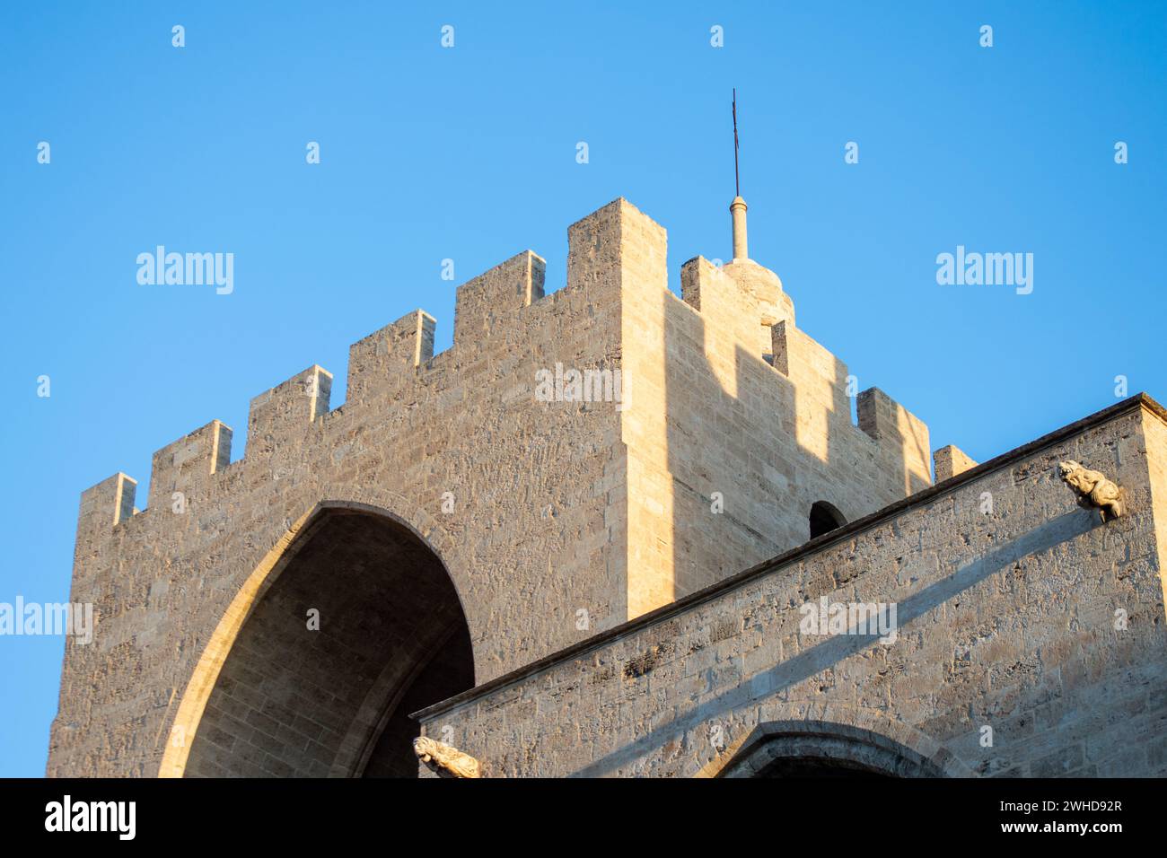 VALENCIA, SPAGNA - 2 FEBBRAIO 2024: Torre Torres de Serranos, architettura spagnola sulle strade pubbliche commerciali e storiche di Valencia, Spagna Foto Stock