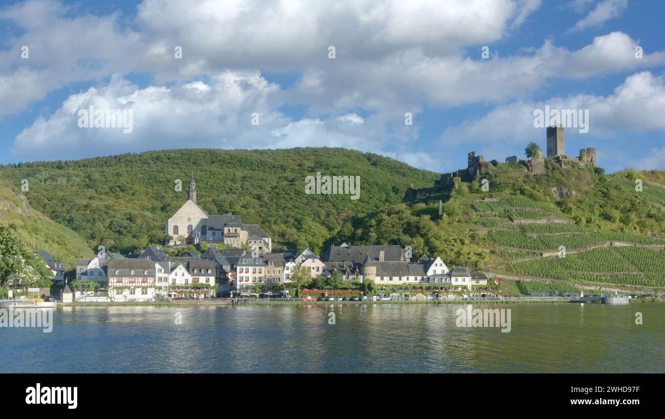 Il famoso villaggio dei vini di Beilstein, vicino a Cochem sul fiume Mosel, alla valle della Mosella, in Germania Foto Stock