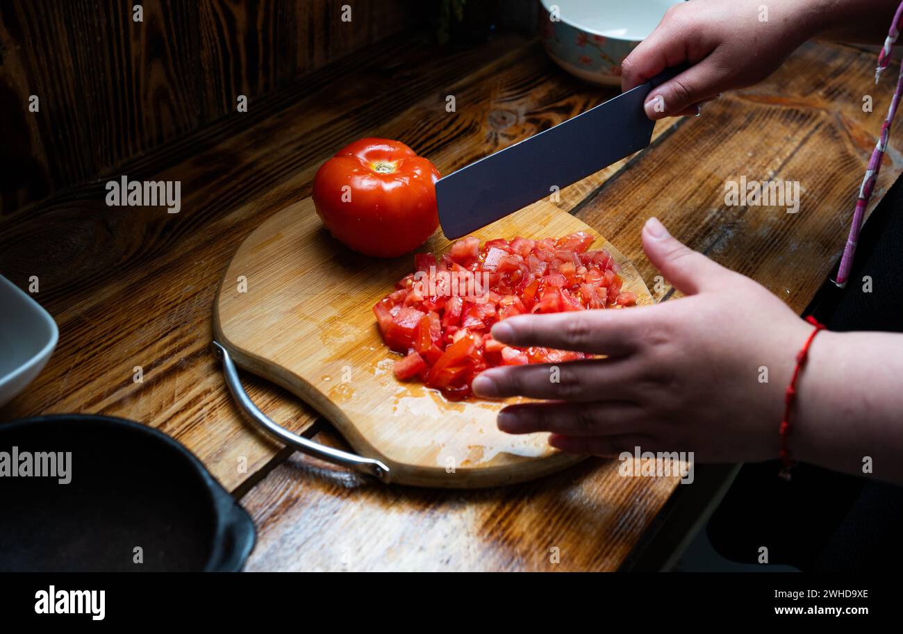 Preparazione della salsa pebre cilena, a dadini di tomato Foto Stock