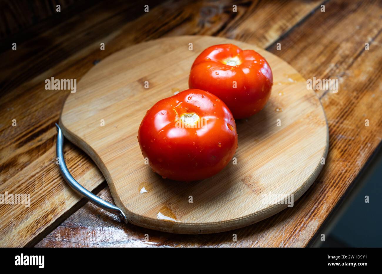Preparazione di salsa pebre cilena, tomatos Foto Stock