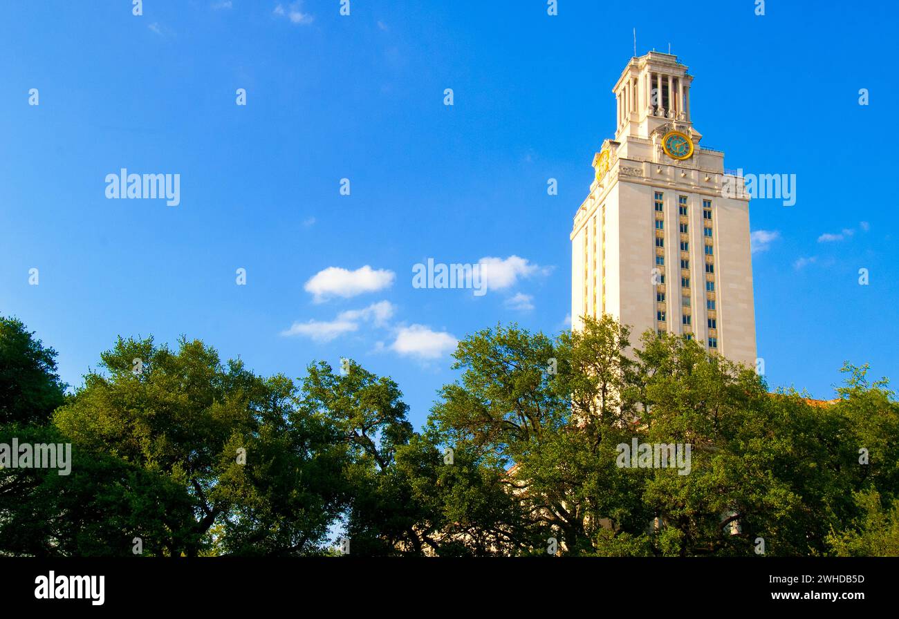 University of Texas Tower, completata nel 1937, la storica torre dell'edificio principale è alta 307 metri (Austin, Texas, USA) Foto Stock