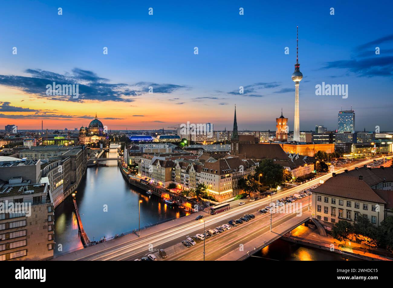 Lo skyline di Berlino panorama durante il tramonto, Germania Foto Stock
