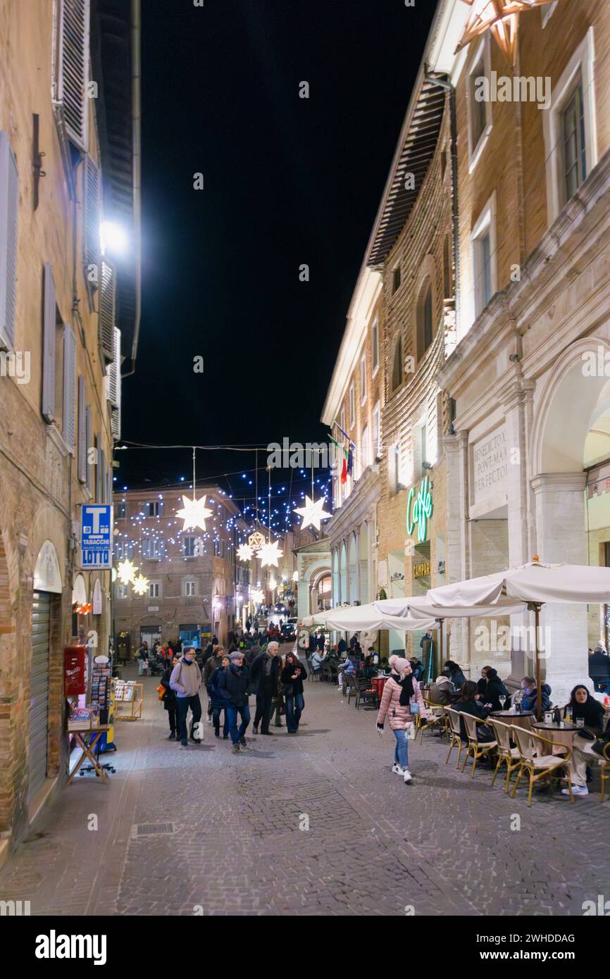 Durante le festività natalizie i turisti accorrono ad Urbino. Europa, Italia, Marche, provincia di Pesaro Urbino, Urbino Foto Stock