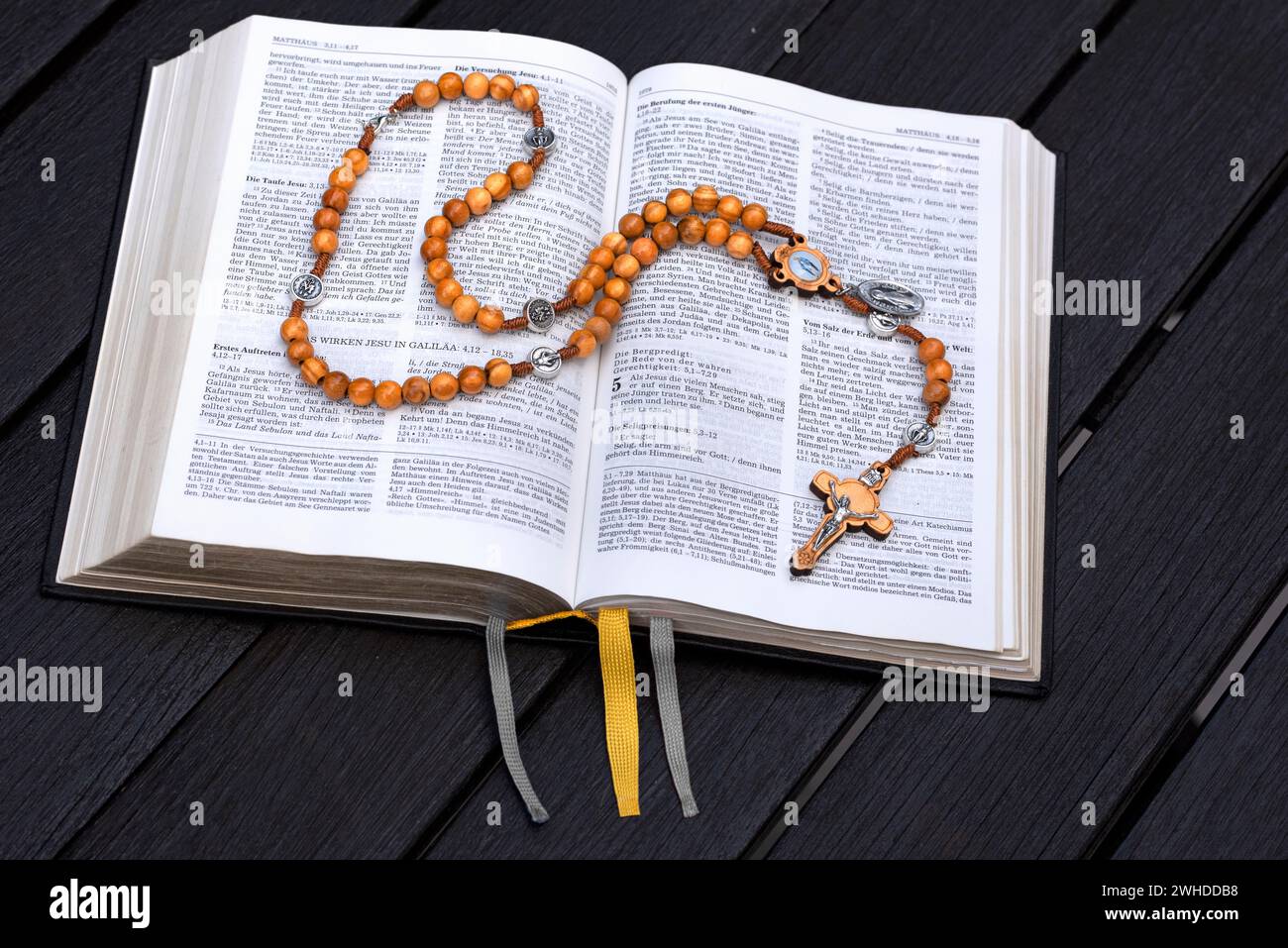 Traduzione standard della Bibbia con rosario in legno di olivo, aperta è Matteo capitolo 5, il sermone sul Monte, le Beatitudini Foto Stock