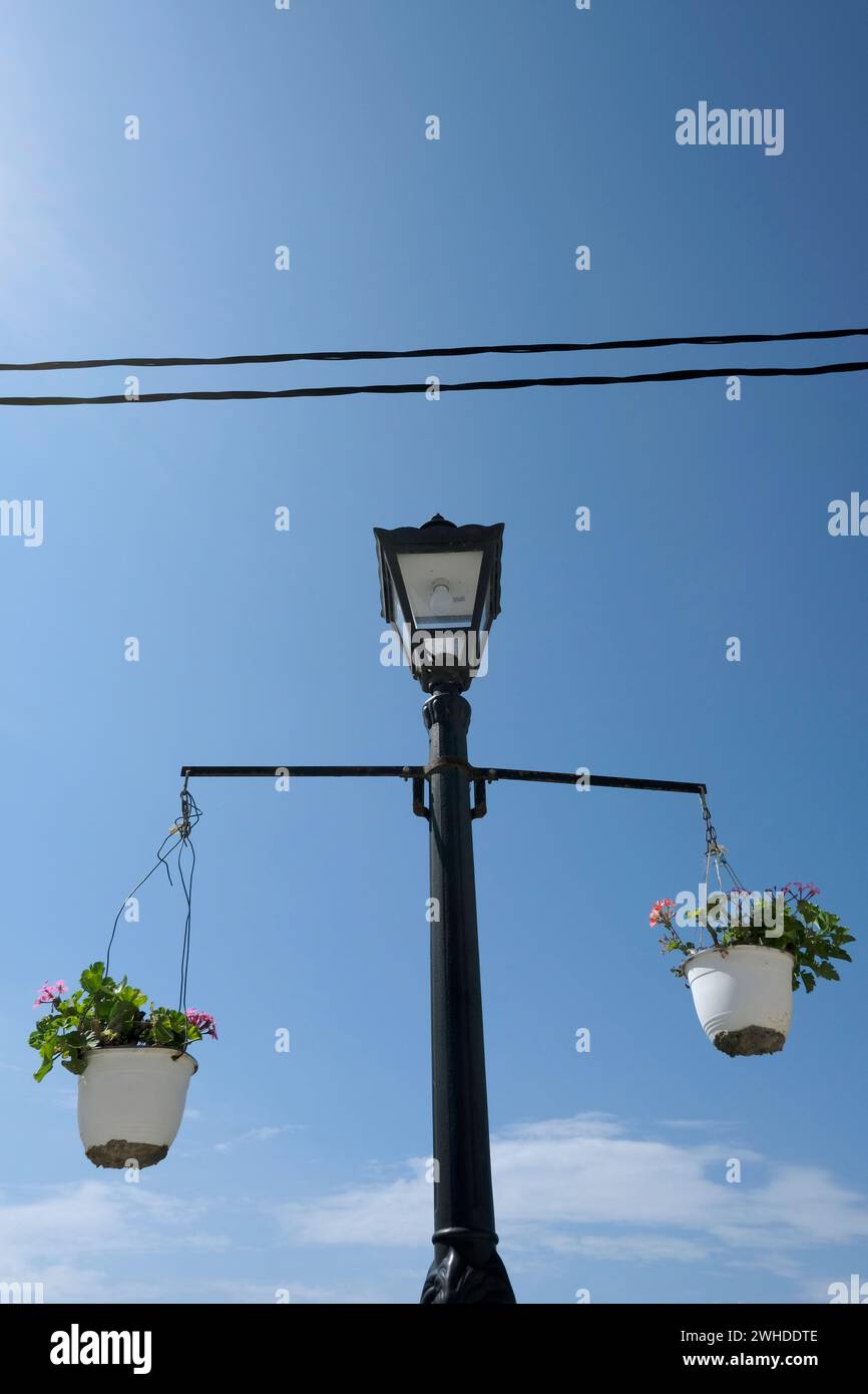 Grecia, Parga, un lampione con vasi da fiori appesi, che sembra una bilancia Foto Stock