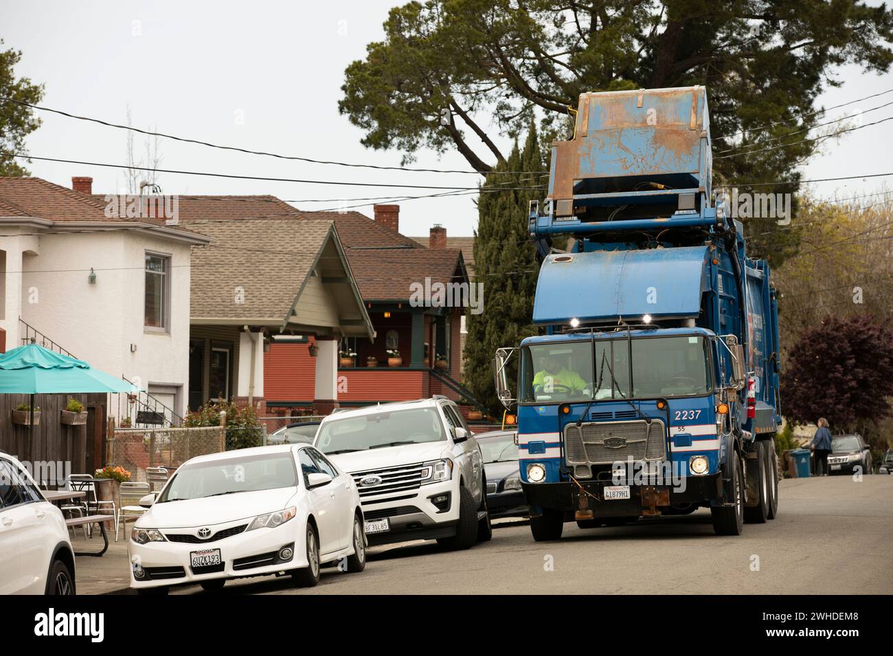 Benicia, California, USA - 32 aprile 2023: Un camion della Repubblica vende una raccolta di rifiuti. Foto Stock