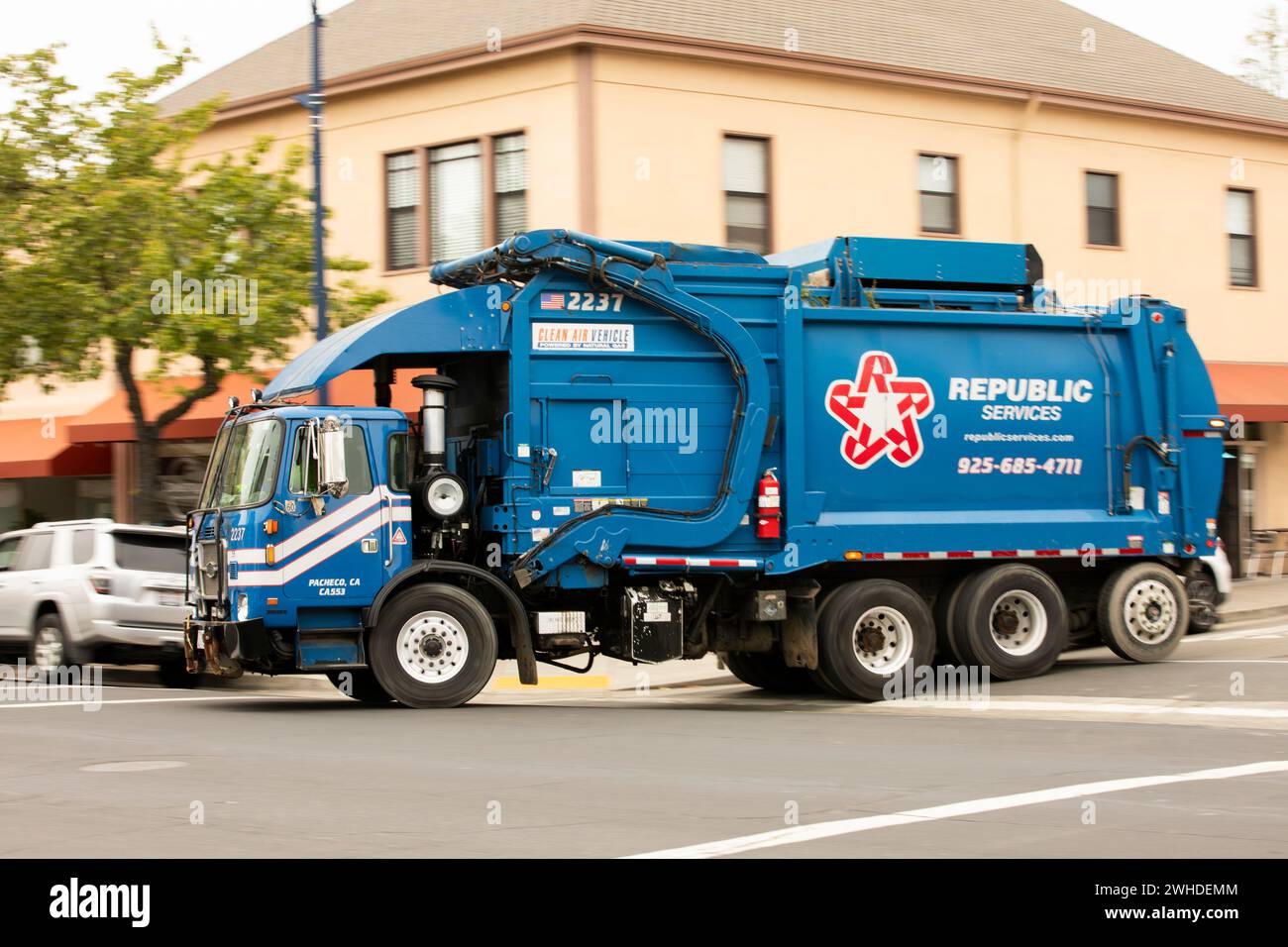 Benicia, California, USA - 32 aprile 2023: Un camion della Repubblica vende una raccolta di rifiuti. Foto Stock