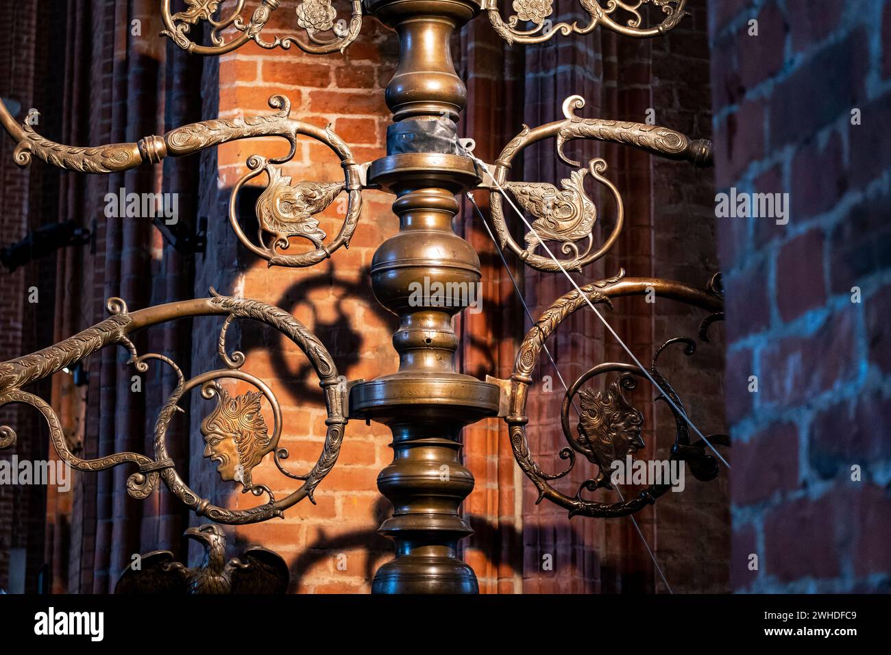 Candelabro ornato all'interno della storica St Chiesa di Pietro a riga, Lettonia Foto Stock