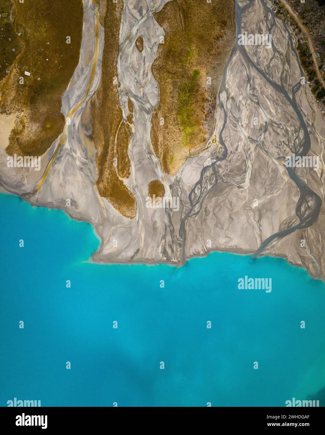 Lago Louise, fiumi glaciali confluiscono nel lago, in Canada Foto Stock
