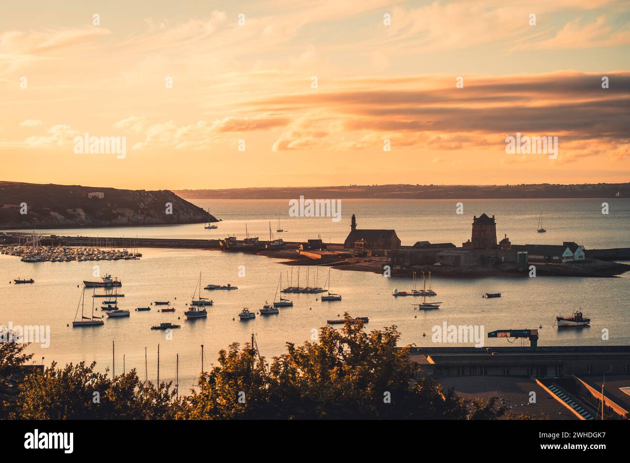 Tramonto al porto di Camaret-sur-Mer, Bretagna, Francia, ora d'oro, atmosfera di vacanza, yacht a vela, vista sulla Torre Vauban, patrimonio dell'umanità dell'UNESCO Foto Stock