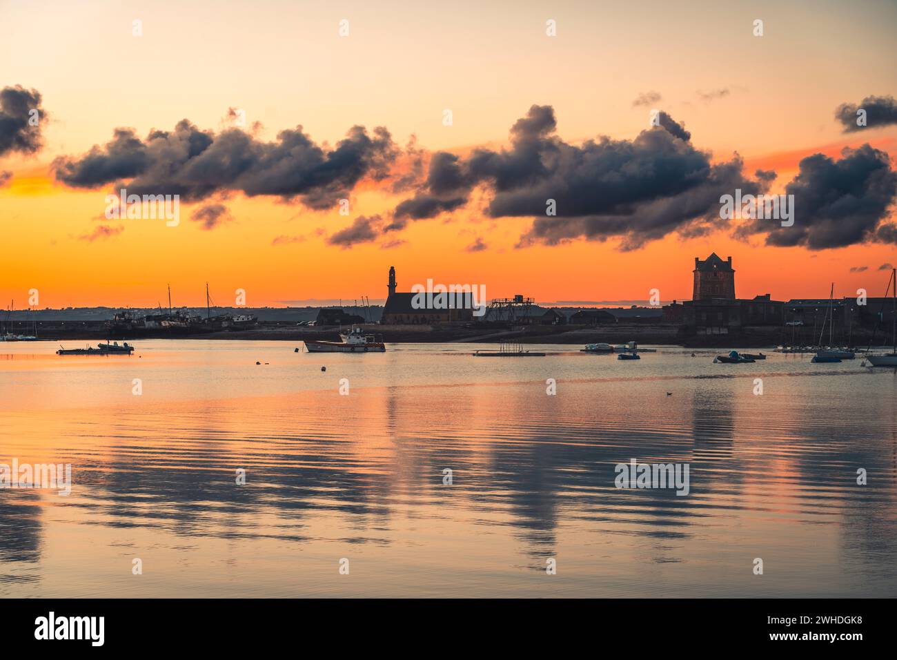 Tramonto al porto di Camaret-sur-Mer, Bretagna, Francia, ora d'oro, atmosfera di vacanza, yacht a vela, vista sulla Torre Vauban, patrimonio dell'umanità dell'UNESCO Foto Stock