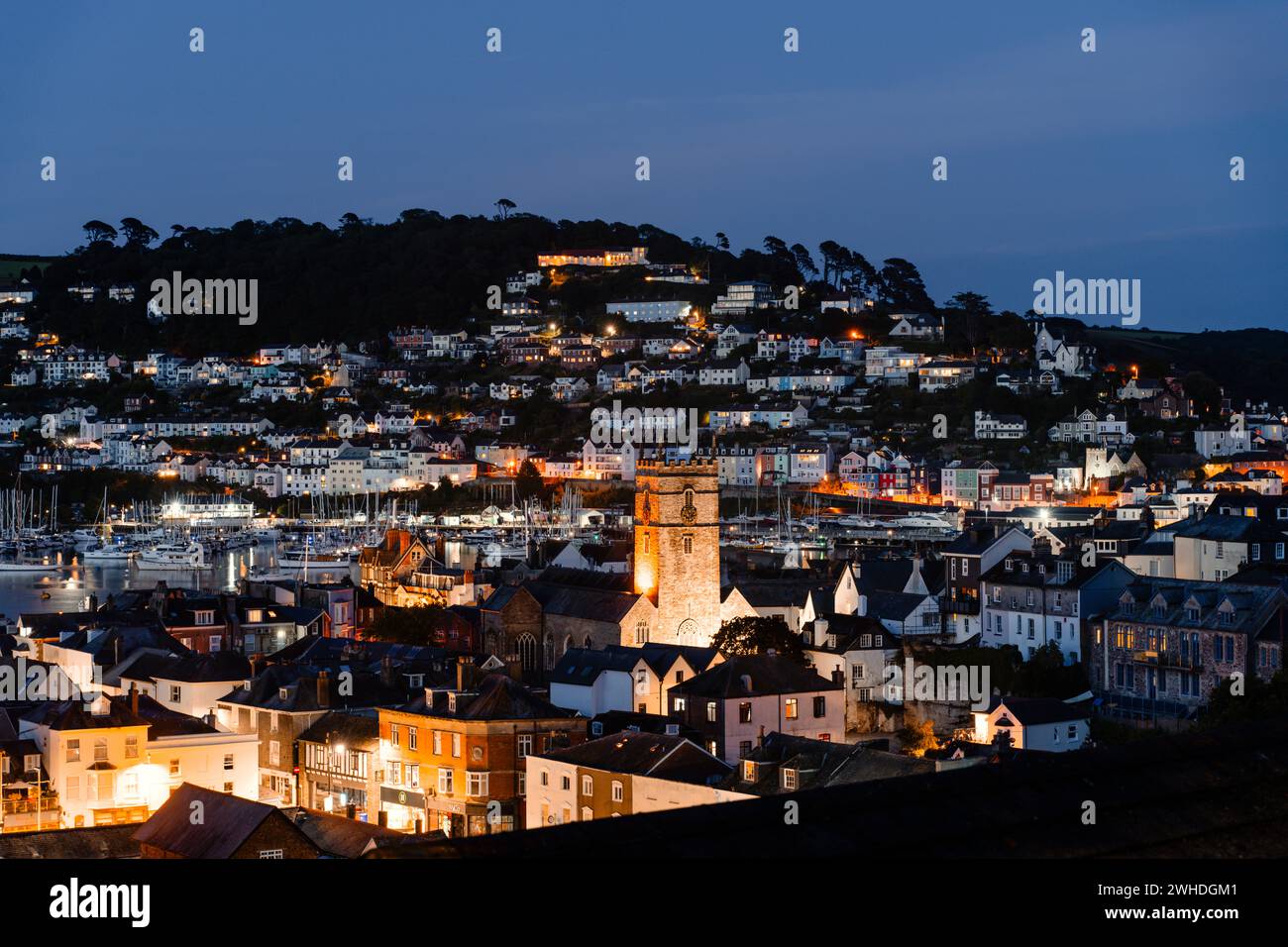 Città portuale illuminata di Dartmouth, Gran Bretagna durante l'ora blu Foto Stock