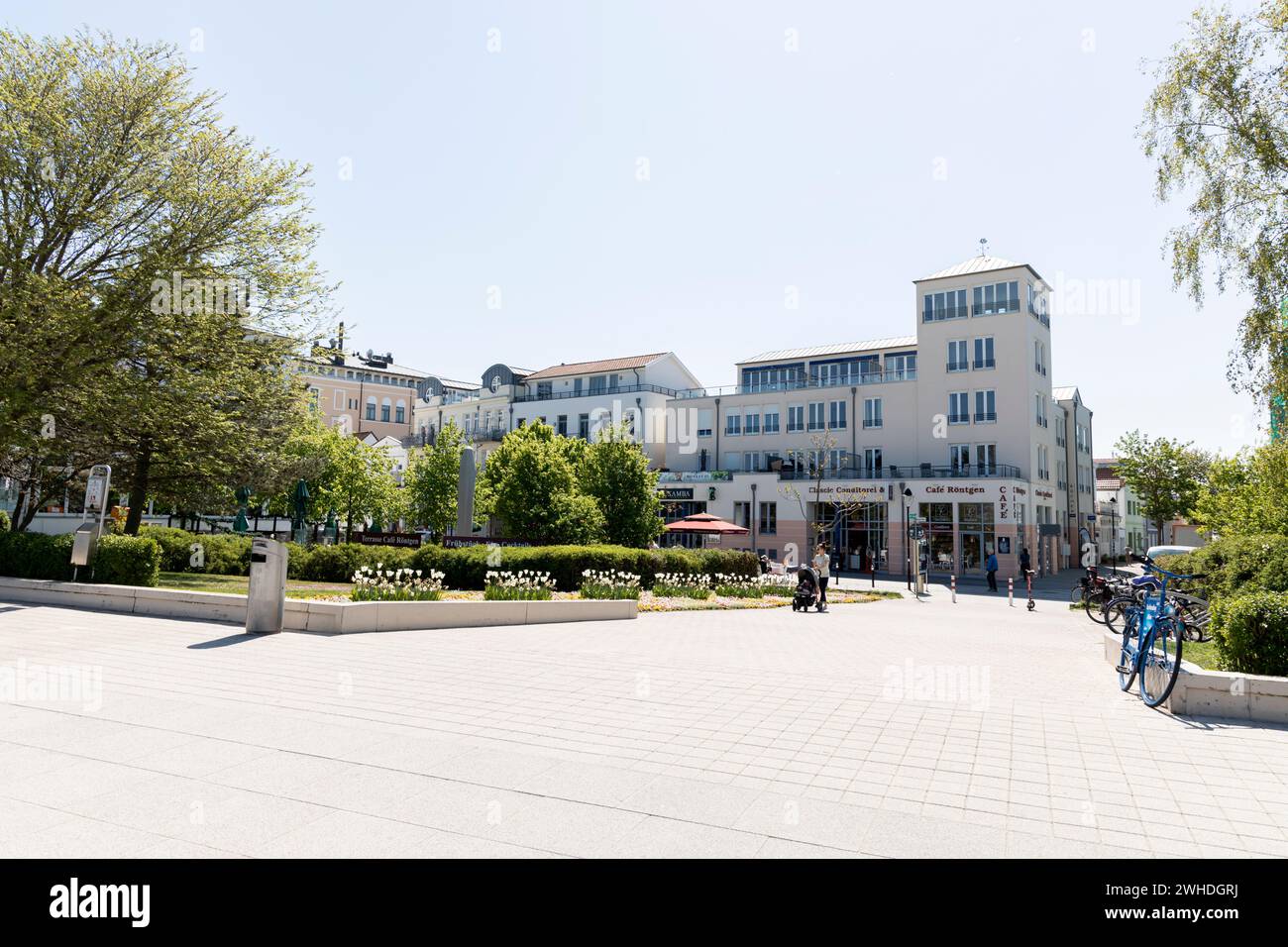 Vista dal lungomare pubblico di una tipica fila di case con una caffetteria a Warnemünde, la città anseatica di Rostock, la costa del Mar Baltico, il Meclemburgo-Pomerania Occidentale, la Germania, l'Europa Foto Stock