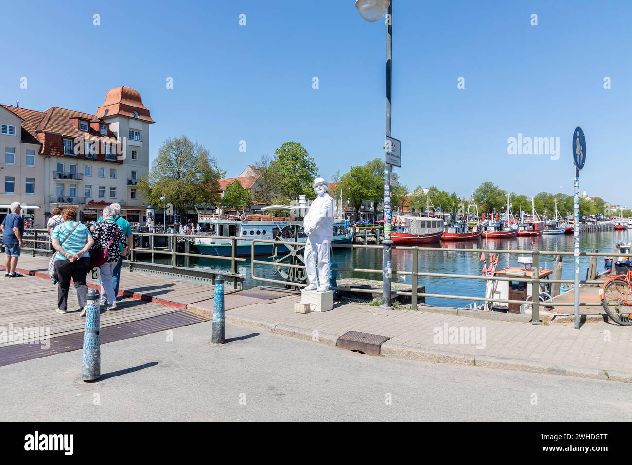 La statua dell'uomo bianco sul ponte girevole di Alter Strom è un'attrazione turistica a Warnemünde, città anseatica di Rostock, costa del Mar Baltico, Meclemburgo-Pomerania occidentale, Germania, Europa Foto Stock