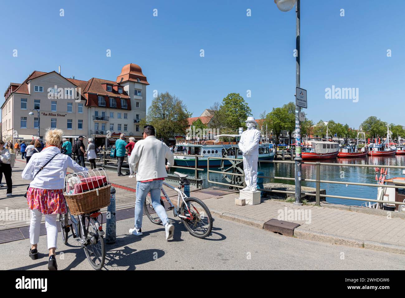 La statua dell'uomo bianco sul ponte girevole di Alter Strom è un'attrazione turistica a Warnemünde, città anseatica di Rostock, costa del Mar Baltico, Meclemburgo-Pomerania occidentale, Germania, Europa Foto Stock